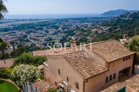 Discover this 7-room villa of 233 m², offering a breathtaking view of the bay of Cannes, located in Mandelieu-la-Napoule, on a plot of 630 m². This villa has a swimming pool with a pleasant terrace. The villa consists of two separate apartments and a...