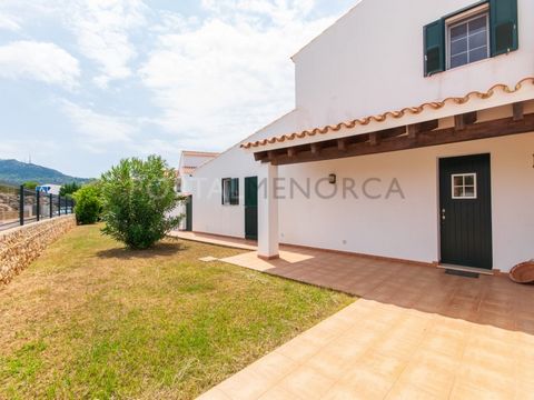 We offer you a detached, Menorcan style house surrounded by countryside and at the same time just 10 minutes walk from the charismatic popular town of Es Mercadal. This fabulous well built house of 218m2 is laid out over two floors and is distributed...