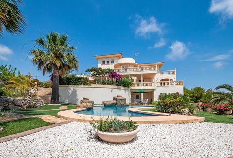 Profitez d'une vie de luxe dans cette incroyable villa avec de magnifiques vues sur la mer et les montagnes, située à Benidorm. La propriété a une surface construite de 926 m2 et un terrain généreux de 2616m2 avec un beau jardin avec des arbres fruit...