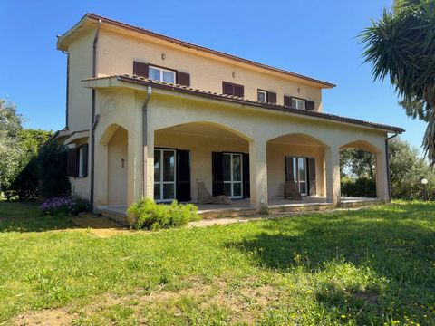 Villa dans la campagne de Tarquinia Cette villa de 200 m2 sur deux niveaux est située dans la campagne calme de Tarquinia. Entourée d'un jardin et de grandes terrasses, elle offre un environnement serein et confortable. Au rez-de-chaussée, se trouve ...