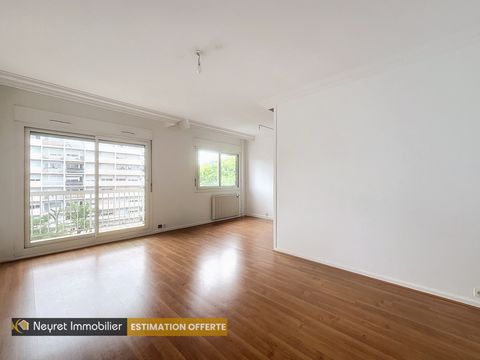 NEYRET IMMOBILIER vous propose un T4 d'environ en étage élevé , composé d'un séjour donnant accès à un balcon, un cuisine semie ouverte, de trois chambres, une salle de bains et WC séparés, un dressing. Appartement traversant, exposé Est/Ouest. Chauf...