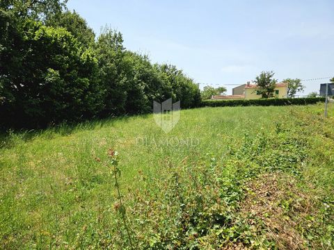 Location: Istarska županija, Poreč, Poreč. Baugrundstück an einem ruhigen Ort in der Nähe von Poreč Im Zentrum eines ruhigen Ortes, nur 20 km von der Stadt Poreč und ihren Stränden entfernt, steht dieses schöne Baugrundstück zum Verkauf. Die Gesamtfl...