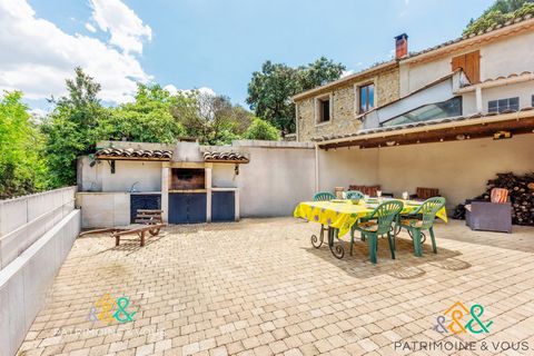 Raro! Frazione di Font Aubarne a Courbessac, area naturale preservata, proprietà con Casa + terreno di 3500 m² Vera oasi di pace immersa nella macchia nel cuore di un'area naturale protetta (inclusa nella città di Nîmes). Completa questa proprietà 35...