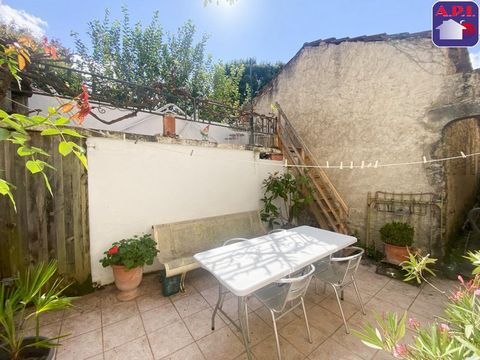 TERRATETTO DI CHARME CON CORTILE Nel centro di Mirepoix, grazioso terratetto con garage e cortile, della superficie abitabile di 85 m². Esposto a sud, con cortile piuttosto intimo di 30 m². Dall'ingresso si accede ad un WC, un soggiorno con stufa a l...