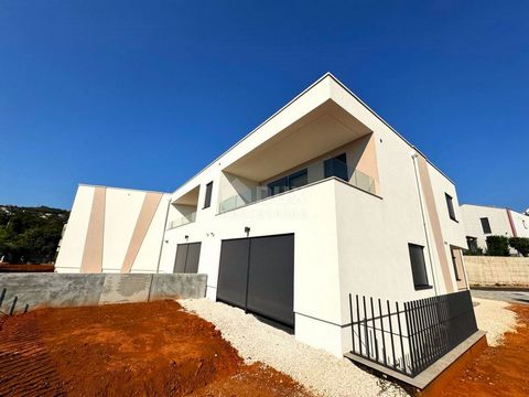 Location: Primorsko-goranska županija, Opatija - Okolica, Pobri. OPATIJA, POBRI – Reihenvilla 214m2 mit Meerblick + angelegter Garten 150m2 In unserem exklusiven Angebot haben wir ein wunderschönes Projekt in der Nähe von Opatija erhalten. Das Projek...