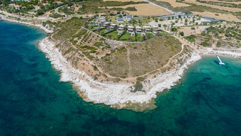 ### Mansión frente al mar en Didim Altınkum Situada en Didim Altınkum, esta mansión destaca por sus vistas únicas al mar y su posición frente al mar, ofreciendo una mezcla de lujo y confort. Situada en una amplia parcela de 1000 metros cuadrados, est...