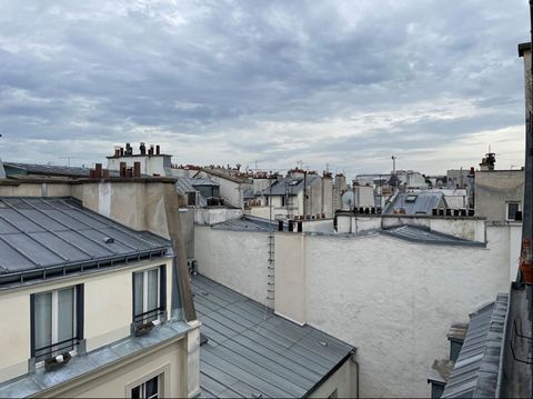 RUE DES PETITS CARREAUX - Idéalement situé au cœur du marché Montorgueil, très beau 2 pièces, refait à neuf, au dernier étage avec vue sur les toits. Entièrement équipé et aménagé, baigné de lumière grâce à sa double exposition EST-OUEST. Au 5ème éta...