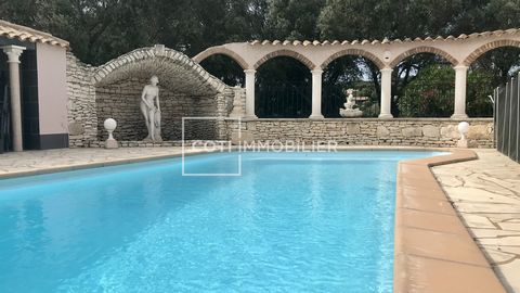 Nella città di BONIFACIO, a soli cinque minuti dal porto turistico, dalla spiaggia di MAORA BEACH e a 10 minuti dal Golf di SPERONE, l'agenzia COTI IMMOBILIER è lieta di presentarvi questa magnifica proprietà di oltre 350 m2 di superficie abitabile c...