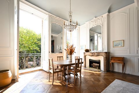 Herranz Immobilier Prestige est honorée de vous présenter ce superbe appartement de près de 200 m2 avec un balcon sur deux niveaux situé au premier étage d'un bel immeuble ancien au sein du coeur historique de la ville de Bordeaux proche des quais où...