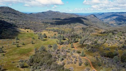 Blacks Creek Ranch is a 440-acre multi-parcel property in Tuolumne Co., 5.0-miles northwest of Coulterville and 16-miles south of Groveland. This scenic ranch is located in the heart of the Motherlode on the western slope of the Sierra Nevada, one ho...