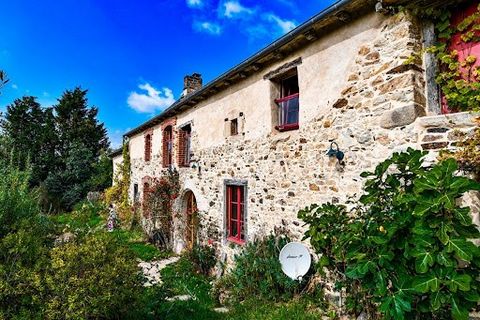 Découvrez cette charmante longère spacieuse d'environ 140 m², idéalement située à la frontière des communes de Caulnes et Guitté. Au rez-de-chaussée, vous trouverez un salon-séjour lumineux avec cuisine ouverte, un WC et une salle d'eau. Le premier é...