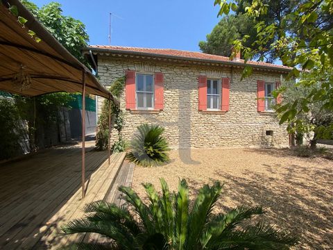 Villa with gite for sale in Carpentras - Vaucluse Just a stone's throw from the town centre, in absolute peace and quiet, come and discover this villa with gite for sale in Carpentras on over 900 m² of wooded grounds. Comprising a main house in Crill...