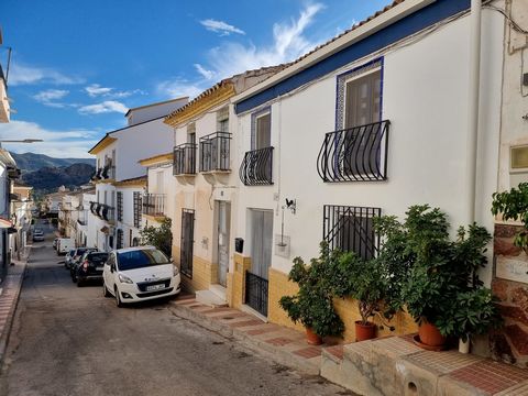 Exclusivo de Spanish Property Choice. Estamos encantados de poder ofrecerle la oportunidad de comprar esta casa de pueblo bellamente renovada de 3 dormitorios y 1,5 baños a poca distancia de tiendas, bares, etc. Entonces, si está buscando una propied...