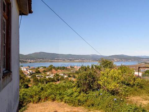 Ruin in Caminha, exclusive property, with an area of 1724 m2, fully walled, with stunning views of the Foz do Rio Minho and set in a plot of land with trees of significant size, is located in the parish of Vilarelho and extends over a sublime plot of...