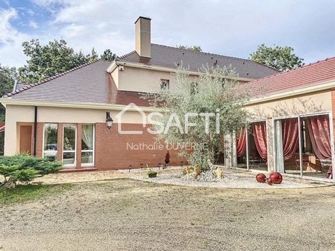 Située à Étiolles (91450), cette villa de 242 m² offre un cadre de vie privilégié dans le golf d'Étiolles, garantissant sécurité et tranquillité. À proximité des commerces, écoles, lycées, collèges, crèches, arrêts de bus, gare RER C, RN7 et A6. La l...