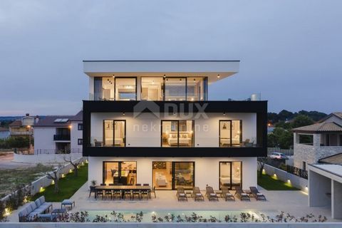 Location: Istarska županija, Pula, Veli vrh. ISTRIEN, PULA - Moderne Villa mit Pool und Meerblick Zum Verkauf steht eine neu erbaute luxuriöse und moderne Villa mit Blick auf Pula und das Meer. Das Baujahr ist 2020. Im Erdgeschoss der Villa gibt es e...