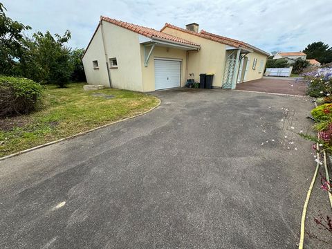 La Plaine sur Mer/Sainte Marie . en hameau. agréable maison de plain pied de près de. 115 m2. ( dont. véranda ) avec vaste garage offrant un bureau en mezzanine; vaste pièce de vie de 45 m2 ; 2 chambres avec placards; salle de bains ; wc; cuisine amé...