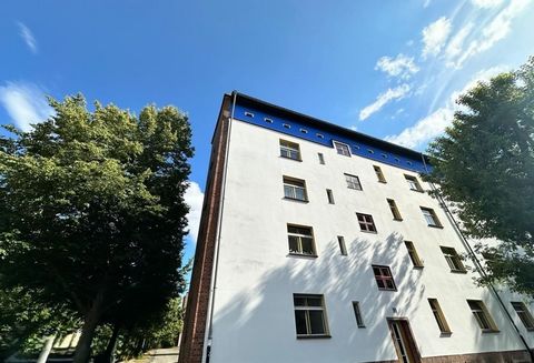 Deze aantrekkelijke vastgoedbelegging, gelegen in de levendige wijk Prenzlauer Berg, Berlijn, biedt een uitstekende mogelijkheid voor huurinkomsten op lange termijn. Het appartement is een ruime 3-kamer unit met balkon, gelegen op de verhoogde begane...