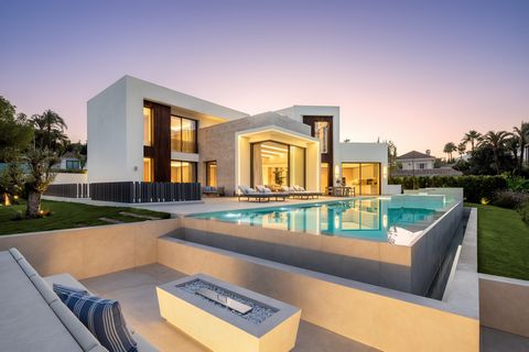 Diese prachtvolle Villa verkörpert den Inbegriff von Luxus und Eleganz an der weltberühmten Costa del Sol. Eingebettet in eine exquisite Umgebung, bietet diese Villa eine unvergleichliche Aussicht auf die malerischen Berge und den grünen Golfplatz. M...