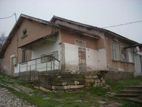 16 km. vanuit Pleven bieden wij een huis op twee niveaus. Op de eerste verdieping is er een ruimte die wordt gebruikt voor de productie van bakkerijproducten met een extra kamer en opslag. Op het tweede niveau zijn er drie kamers om te wonen. Het geb...