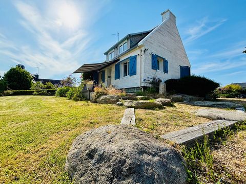 Vous recherchez un pied à terre sur la côte granit rose, un bel emplacement à proximité des plages, venez découvrir cette maison traditionnelle de 102 m² habitable, proposant tout le confort au rez-de-chaussée; un séjour, une cuisine aménagée et équi...