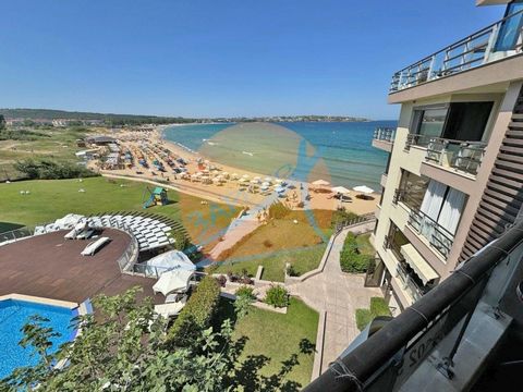 ¡Sozopol, primera línea! Apartamento amueblado de un dormitorio con vistas al mar, lirios de arena. Se encuentra en la 3ª planta, con una superficie de 71 m². Consta de un hall de entrada, un salón-comedor con cocina americana, un dormitorio, un baño...