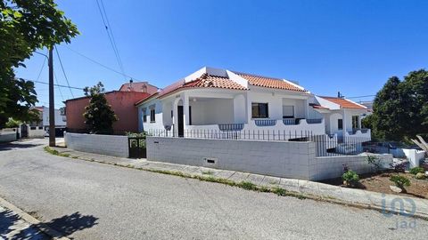 Oportunidade Única! 2 Moradias Renovadas a 5 Minutos de Portimão Apresentamos duas moradias recentemente renovadas, localizadas numa zona tranquila e de fácil acesso, a apenas 5 minutos de Portimão. Cada moradia conta com: ✅ 2 quartos ✅ Garagem priva...