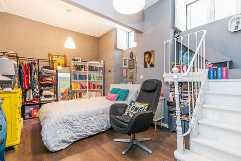 Neste apartamento destaca-se o aproveitamento da área útil, com obras efetuadas em 2012. De origem era um apartamento com três quartos e foi convertido para dois quartos. A cozinha e a sala encontram-se em open Space, com varanda fechada. Tem um quar...