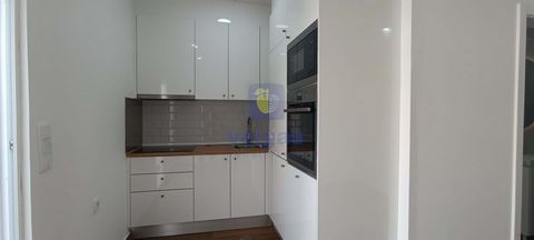 Moradia T2 totalmente remodelada numa zona prática e central de Alhos Vedros, próxima de escolas, comércio, supermercados e serviços. Esta casa combina conforto moderno com funcionalidade. Toda ela com janelas PVC com vidros duplos, estores elétricos...
