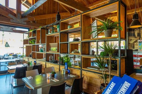 Op het in 2018 geopende Resort De Wije Werelt, staan verschillende types, vrijstaande vakantieverblijven. Zo is er een gelijkvloers 5-pers. chalet (NL-6731-16) met twee of drie slaapkamers. Er is één badkamer met douche en toilet. Er is tevens een ie...