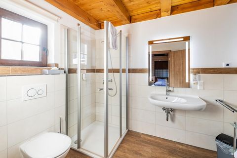 Park domków znajduje się rzut kamieniem od Diemelsee. Ciesz się najwyższym komfortem w przytulnych domkach, które mogą pomieścić do sześciu osób. Każda sypialnia wyposażona jest w dwa wysokiej jakości łóżka z materacem sprężynowym, które można zsunąć...