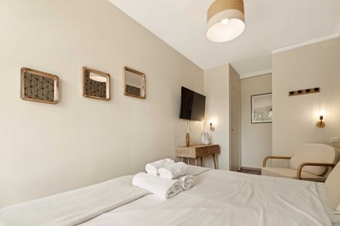 Checkmyguest offers you this superb modern 70m² apartment, ideally located in the heart of Saint-Tropez, on avenue Pierre de Coubertin. Just a 10-minute walk from the town center, it boasts breathtaking sea views. By plane: Nice-Côte d'Azur airport i...
