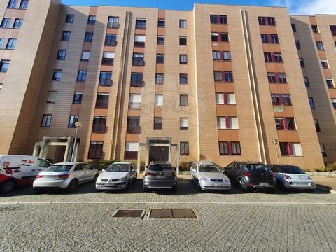 Apartamento T4 com 148 m² de área total, localizado na zona do Catassol, na Maia, distrito do Porto. Características principais: * Inserido no 4º andar de prédio em bom estado de conservação, e com elevador * Lugar de garagem incluído * Áreas amplas ...
