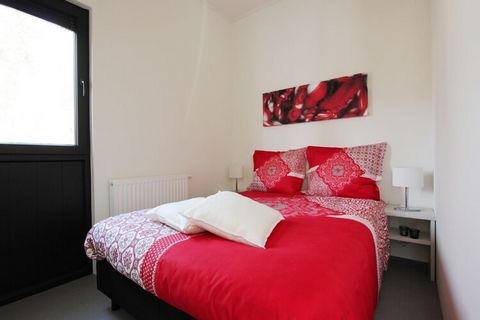 Dit vrijstaande, moderne en stijlvolle vakantiehuis staat op het natuurrijke vakantiepark Resort De Hooge Veluwe. Het ligt pal tegenover het mooie en unieke Nationaal Park Hoge Veluwe en toch op maar 9 km. van het gezellige centrum van de stad Arnhem...