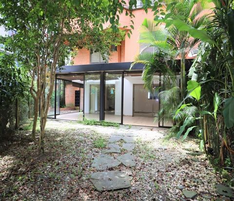 Located in the heart of El Poblado, this elegant 2-level house offers you 160 m² built and a beautiful interior garden of 40 m², ideal for those looking for comfort, privacy and contact with nature. The property has 3 spacious bedrooms, the main one ...