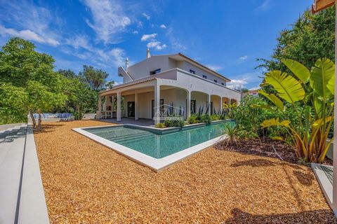 Uma deslumbrante moradia de 4 quartos e 4 casas de banho na encantadora vila de Paderne, Albufeira, oferecendo um estilo de vida excecional envolto em luxo moderno e design intemporal. Totalmente renovada com acabamentos de alta qualidade por toda pa...