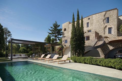 BARNES présente en exclusivité cette maison de village unique et exceptionnelle, entièrement restaurée, située dans le charmant village médiéval de Madremanya, dans un emplacement privilégié au cœur du Gironès, à la frontière du Baix Empordà. Cette p...