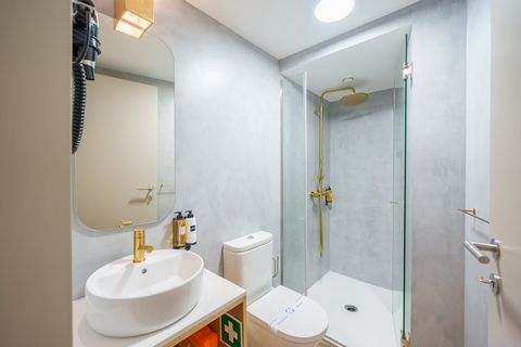 The apartment in Oporto has 3 bedrooms and capacity for 8 persons. Accommodation of 95 m². The accommodation is equipped with the following items: elevator, washing machine, iron, internet (Wi-Fi), hair dryer, balcony, air-conditioned, 1 TV, satellit...