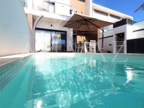 Moradia em banda T3+1 semi-nova, composta por cave, rés do chão e 1º andar, com garagem e piscina privada, localizada em zona residencial das Ferreiras. Composta por: * r/chão: - Hall de entrada, - 1 casa de banho de serviço, - Sala de estar e de jan...