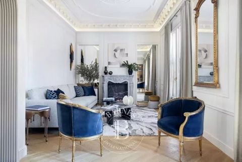 This exclusive property is located on the top floor of a classic corner building in Eixample Right, just a few meters from Passeig de Gràcia and only two streets away from Plaça Catalunya. It occupies the entire fifth floor of a building from 1900, f...