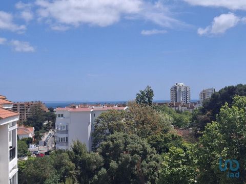 LU 794/2005, area util de 135 m2 Apartamento Duplex com 3 quartos. Optimos acabamentos, como novo, Terraço com vista desafogada, Com uma localização privilegiada, perto do Tribunal de Cascais, do Hospital CUF de Cascais, a poucos minutos da praia e p...