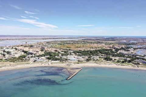 Bienvenue dans ce charmant appartement de 40 m² au Grau-du-Roi, idéal pour accueillir jusqu'à 4 personnes. Situé à seulement 1,7 km des plages de sable et à 100 mètres des commerces et restaurants, il allie confort et praticité. Le salon chaleureux d...