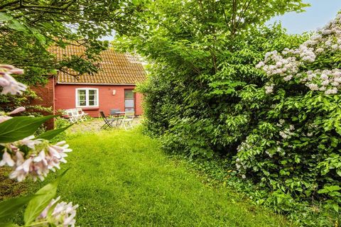 Townhouse in the middle of Bredebro, close to shops and restaurants. On the ground floor there is a kitchen with dining area, combined living and dining room, large bedroom with ample closet space, bathroom with shower and a smaller hallway with stai...