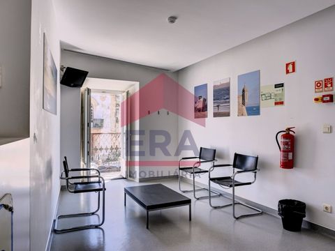 Escritório no centro de Peniche. Ao nível do primeiro piso, mais sótão. Com 124m2 de área total. Grande potencial para conversão em apartamento T3+1. Excelente localização, perto de todo o comércio, serviços e restauração. A 1.100 metros da praia. Ex...