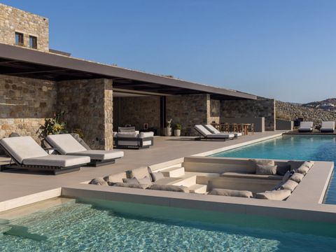 Genesteld in een uitgestrekte 4.011 m². perceel, dit prachtige 936 m². Luxe villa ontvouwt zich over drie prachtige niveaus, die de perfecte mix van elegantie en comfort belichamen. Nieuw gebouwd en zorgvuldig onderhouden, biedt deze woning een ongeë...