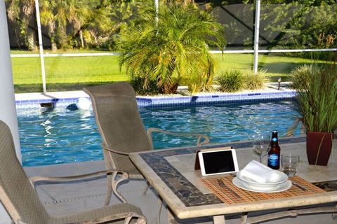 Palm Square in Lehigh, luxurious furnishings & amenities with WiFi & flat-screen TV (locals and connectivity to personal netflix, prime, disney possible), modern and family-friendly . All the bedrooms have wooden floors, the rest of the house has til...