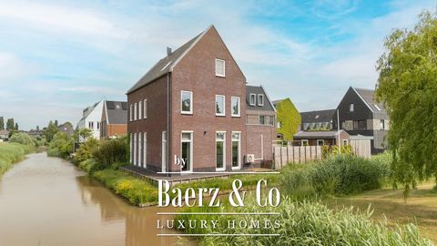 Stel je voor: thuiskomen op een plek waar rust en ruimte vanzelfsprekend zijn. Waar je de dag afsluit met de zon die langzaam ondergaat boven de weilanden, en elke ochtend wordt begroet door het uitzicht over het weidse polderlandschap. Welkom aan de...