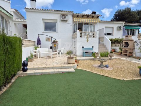 Luxueux bungalow dans une urbanisation tranquille avec vue et jardin privé. À vendre bungalow indépendant situé dans une zone résidentielle au bout d'une impasse, idéal pour ceux qui recherchent intimité et vues dégagées sur la campagne. Orientation ...