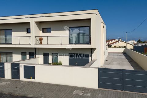 Moradia T4 como nova – Furadouro Ovar, Aveiro 800 metros da praia | Zona tranquila e residencial Apresentamos esta excelente moradia T4, em estado como novo, situada numa zona privilegiada e muito tranquila a apenas 800 metros da deslumbrante Praia ...