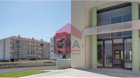 Loja com 127m2 de área total para venda em Peniche. Distribui-se por dois pisos, no rés-do-chão encontra-se um amplo espaço de receção com casa de banho e um escritório fechado com acesso direto à porta traseira, perfeito para logística ou entrada in...